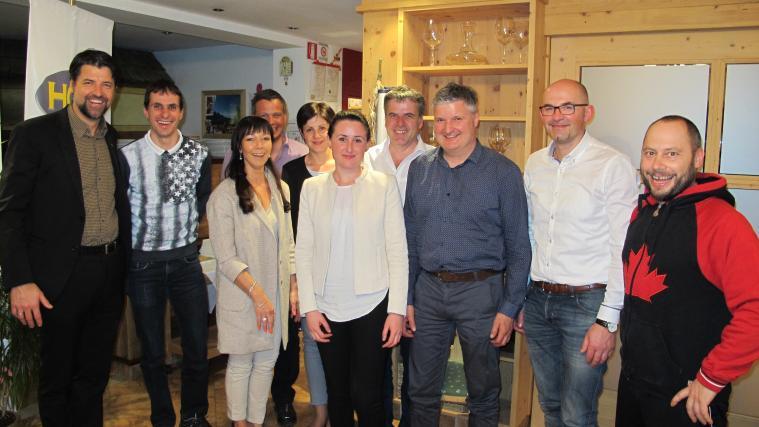 Von links Bezirksobmann Helmut Tauber, Markus Obexer, Erna Delueg, Dietmar Profanter, Helene Leitner, Lisa Aspmair, HGV-Unternehmensberatung, Ortsobmann Konrad Kofler, Gerhard Runggatscher, Bürgermeister Peter Pernthaler sowie Oskar Messner.